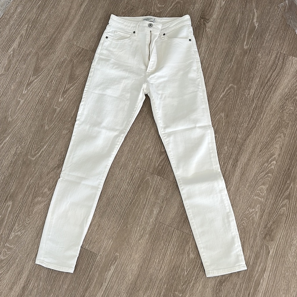 NWT. Abercrombie White Super Skinny High rise